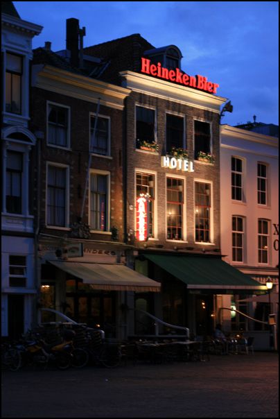unser Hotel bei Nacht