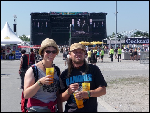 Stephan und Krissi vor der Hauptbühne