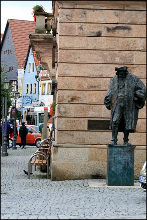 marktplatz mit kollege denkmal
